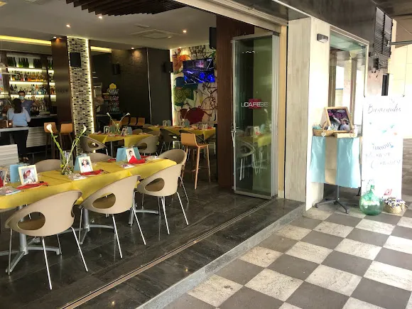 CAFÉ•LOUNGE caché.