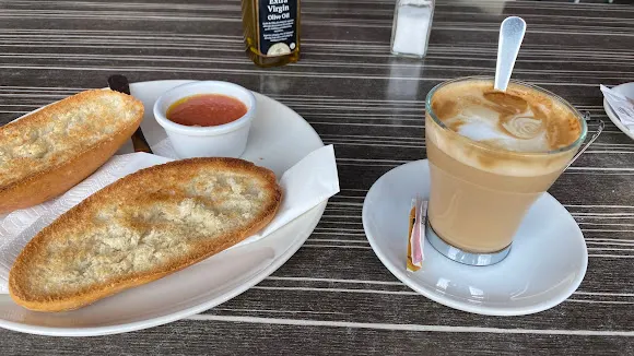 +QUE CAFÉ.