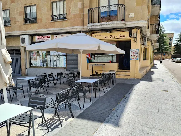 Cafetería Con Pan y Vino